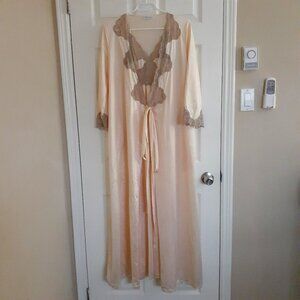 Diane Von Furstenberg Vintage Size M Peach Lace Trim Maxi Nightgown & robe